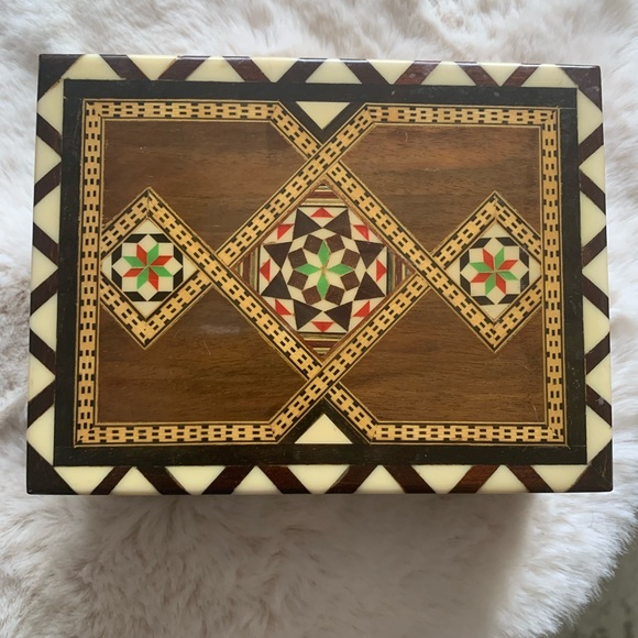 Beautiful Middle East Syrian inlaid box - Picture 2 of 10